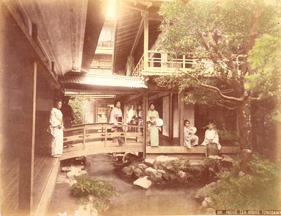 Geishas in einem Teehaus in Tonosawa von Kusakabe Kimbei